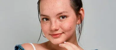 Francisca Aronsson y vestido negro de terciopelo Francisca Aronsson realiza deleite fashionista con glamuroso vestido de terciopelo y tul