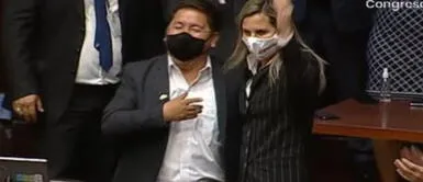 El extitular del gabinete ministerial saludó que no procediera la censura contra María del Carmen Alva. Foto: captura de Congreso TV Moción de censura: ¿por qué Bellido y Alva tuvieron un emotivo abrazo al finalizar la votación?