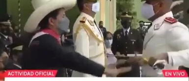 Jefe de Estado casi cae durante ceremonia de graduación en la Escuela Militar de Chorrillos. Pedro Castillo casi pierde el equilibrio tras actitud violenta de alférez al retirarle el arma