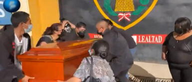 Familiares se arrodillaron en las afueras del penal para que el interno tenga permiso de despedirse de su madre. Ataúd de anciana madre llega al penal de Cajamarca para despedida de su hijo