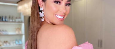 Karen Schwarz Karen Schwarz resplandece su belleza con total naturalidad luciendo un bikini de temporada