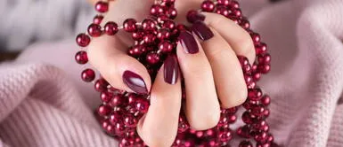 Descubre todas las tendencias color vino para esta temporada de verano. Top 5 de los diseños de uñas color vino en tendencia para este verano