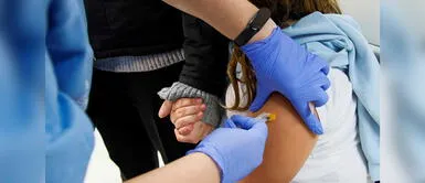 Autoridades han bloqueado el carné de vacunación de estas personas. Italia: Detienen a enfermera que fingía inocular contra la COVID-19 por 400 euros