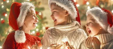 Elige las mejores frases navideñas para dedicarle a tus hijos. Frases de amor para decirle a tus hijos durante los regalos navideños