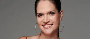 Lorena Álvarez Lorena Álvarez impone tendencia del calzado urban con elegante vestido floral