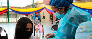 El Ministerio de Salud aseguró tener suficientes vacunas para inmunizar a todo Ecuador. Ecuador obliga vacunarse contra la COVID-19 por aumento de contagios por ómicron | VIDEO