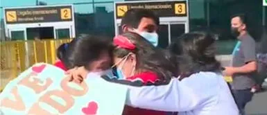 Hijo se reencuentra con su familia a pocas horas de Navidad tras pasar 22 años en EE.UU. Hijo se reencuentra con su familia a pocas horas de Navidad tras pasar 22 años en EE.UU.