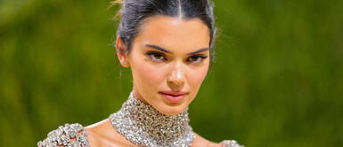 Kendall Jenner y vestido negro Kendall Jenner irradia glamour y sofisticación con un pomposo vestido de sirena azul marino