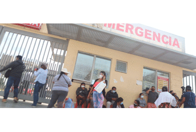 Henry Vásquez señaló que el área de emergencia del Hospital Regional Lambayeque está saturado. Foto: Clinton Medina, La República Chiclayo: Balacera deja cinco heridos en fiesta clandestina