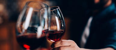 Protege siempre tu vaso ante los posibles pepeadores de las fiestas. ¿Qué significa "pepear" y cómo protegerse de esta peligrosa práctica?