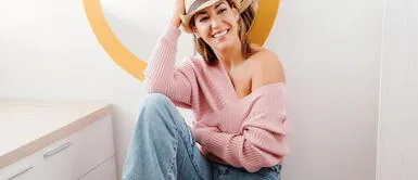 Tilsa Lozano y vestido Tilsa Lozano se impone con un vibrante outfit de dos piezas de acabado brilloso