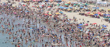 Playas pueden convertirse en espacios de alto riesgo de contagios si los bañistas incumplen con las medidas sanitarias. COVID-19: advierten que gotículas de saliva de contagiados pueden esparcirse en las playas aglomeradas