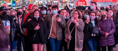 Ya no se convocará a las 58 mil personas, sino a 15 mil personas, que deben ser vacunadas para la bienvenida al 2022. COVID-19: Nueva York no cancelará fiesta de año nuevo a pesar del ascenso de contagios | VIDEO