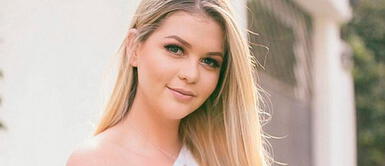 Brunella Horna y vestido de lunares Brunella Horna fusiona vanguardismo y confort en un sensacional vestido-enterizo baby blue