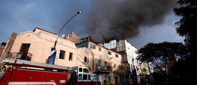 El jueves 30 de diciembre se registró un incendio en la galería Santa Rosa, en Mesa Redonda. Mesa Redonda: cierran tránsito peatonal y vehícular en zonas aledañas al incendio
