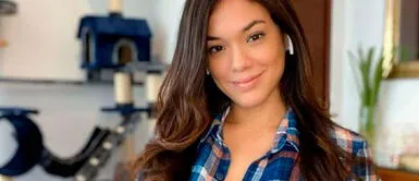 Jazmín Pinedo y vestido tangerine Jazmín Pinedo despide el 2021 con un seductor vestido tangerine con volantes