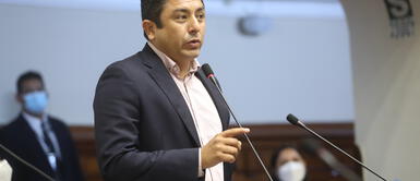 Guillermo Bermejo es el primer congresista en renunciar a la bancada de Perú Libre. Foto: Congreso Guillermo Bermejo advirtió que el 2022 debe “conquistar” la nueva constitución