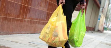 Impuesto al consumo de bolsas de plástico aumenta 0.10 céntimos más. Impuesto al consumo de bolsas de plástico se eleva a S/ 0.40