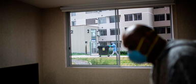 Un paciente de coronavirus en su habitación del complejo residencial de la Villa Panamericana, en Lima. Foto: EFE COVID-19: 95% de las camas están ocupadas en Villa Panamericana