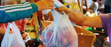 Desde el 1 de enero, el precio de la bolsas de plástico es de 0.40 soles- Gobierno dispone aumentar el impuesto por adquirir bolsas de plástico