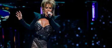 Es una cantante y actriz mexicana de 53 años de edad. Alejandra Guzmán se infectó de COVID-19 por segunda vez