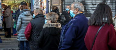 Después de varias horas de hacer cola, la anciana se enteró de la realidad. Video: Mujer se enteró durante entrevista en vivo por televisión que estaba haciendo la cola equivocada