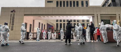 La mujer esperó por dos horas fuera del hospital para que la atendieran. Hospital provoca aborto a embarazada de 8 meses tras negarle ingreso por falta de prueba covid