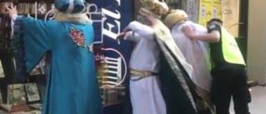 Reyes Magos fueron requisados tras ser acusados de robo por una mujer Reyes Magos fueron requisados tras ser acusados de robo por una mujer