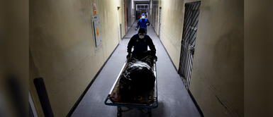 Personal de salud transporta a fallecido por COVID-19. Perú: Primer muerto con 'flurona' no estaba inoculado contra la COVID-19 ni influenza