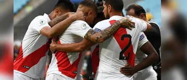 Seleccionados peruanos abrazados con Christofer Gonzáles. Mamá de Christofer Gonzáles murió este viernes 7 de enero