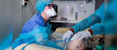 Médicos intensivistas asistiendo a un paciente COVID-19. OMS considera un error calificar la variante ómicron de leve: "Está matando personas"