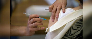 Ciudadana chilena recibe su dosis de vacuna contra el coronavirus. COVID-19: Chile comenzará a aplicar cuarta dosis de vacuna a personas inmunodeprimidas este lunes 10