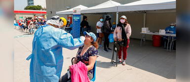 Personal de salud realiza pruebas de descarte contra la COVID-19. Más de 1.000 puntos COVID-19 buscan frenar tercera ola de coronavirus