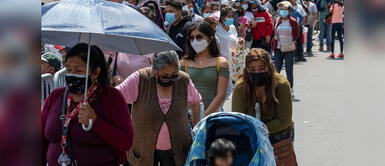 Decenas de personas hacen cola para tomar prueba COVID-19. Perú reporta 6,127 contagios y 4,064 hospitalizados por COVID-19 en un día