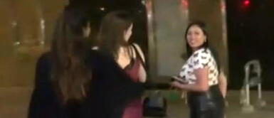 Turistas se zurran en las normas peruanas tras iniciada tercera ola por COVID-19. Miraflores: Jovencitas se burlan de reportera que les increpó no respetar el toque de queda