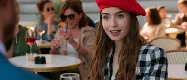 Lily Collins y bolso de red Lily Collins de 'Emily in Paris' viraliza el bolso de red más económico y ecoamigable
