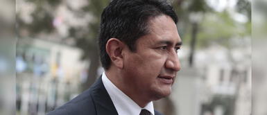 Vladimir Cerrón fue sentenciado a cuatro años de pena privativa de la libertad de carácter suspendida por el delito de negociación incompatible. Foto: GLR Vladimir Cerrón llama desleales a renunciantes de Perú Libre: «Quisieron ser ministros y premier»