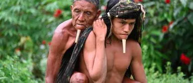 “El momento más memorable de 2021", escribió en su cuenta de Instagram el doctor Erik Jennings. Joven camina cargando a su padre por seis horas para que reciba la vacuna anticovid