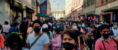 Aglomeración de personas en Mesa Redonda durante Navidad 2021. Ministro Cevallos: Contagios de COVID-19 pasaron de 26,000 a 81,000 por semana