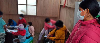 Madre de familia comparte su vocación ser servicio ayudando a más niños a no perder el año escolar. Mamá tomó la educación de sus hijos en sus manos para que no pierdan el año