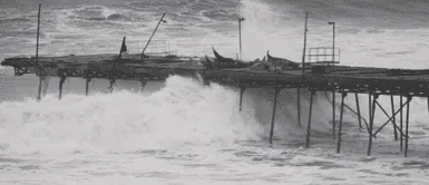 Marina de Guerra indicó que los oleajes del suroeste afectarían principalmente las áreas que tengan playas abiertas o semiabiertas Dos mujeres fallecen a causa de oleajes anómalos en playa de Lambayeque