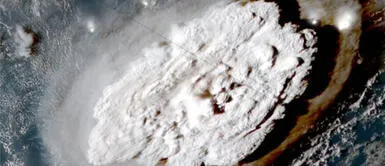 La erupción del volcán submarino de Tonga Hunga Tonga-Hunga Haʻapai se ha visto desde el espacio. Una gigantesca erupción volcánica seguida de un tsunami golpean a isla Tonga