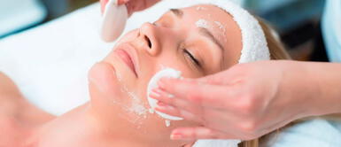 limpieza facial ¿Cómo adaptar tu rutina de skincare a las necesidades de tu piel en verano?