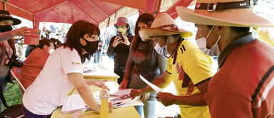 Mirtha Vásquez intercambia ideas con los comuneros. Foto: difusión Chumbivilcas: Mirtha Vásquez no convenció a comuneros