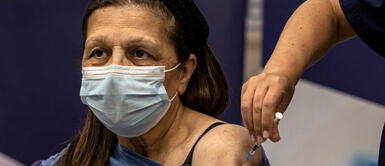 Israel empezó a inmunizar a su población con la cuarta dosis desde el mes pasado COVID-19: Israel indica que cuarta dosis "no es suficiente" contra la Ómicron