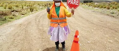 Mujer se impone en obra vial trabajando desde muy temprano. Huancavelica: Madre de siete hijos mantiene a su hogar poniendo orden en obra vial