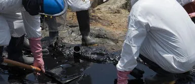 Contaminación en el mar. Foto: AFP Ventanilla: Más de 18 mil m² de playas afectados por derrame de petróleo