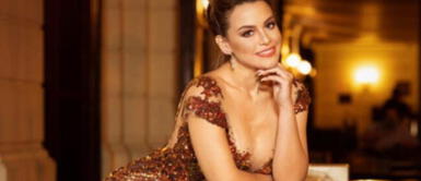 Flor Polo y vestido de rosas Flor Polo se realiza baño de renacimiento con ceñido vestido de rosas símbolo de romanticismo