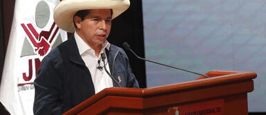 Pedro Castillo estuvo en la playa Cavero de Ventanilla para firmar decreto y declarar de interés nacional la emergencia climática. Pedro Castillo sobre derrame de petróleo pide a Repsol asumir su responsabilidad