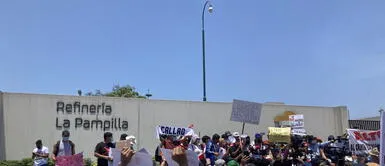 Ciudadanos protestan afuera de la refinería La Pampilla: “Repsol, escucha, fuera del país” Ciudadanos protestan afuera de la refinería La Pampilla: “Repsol, escucha, fuera del país”